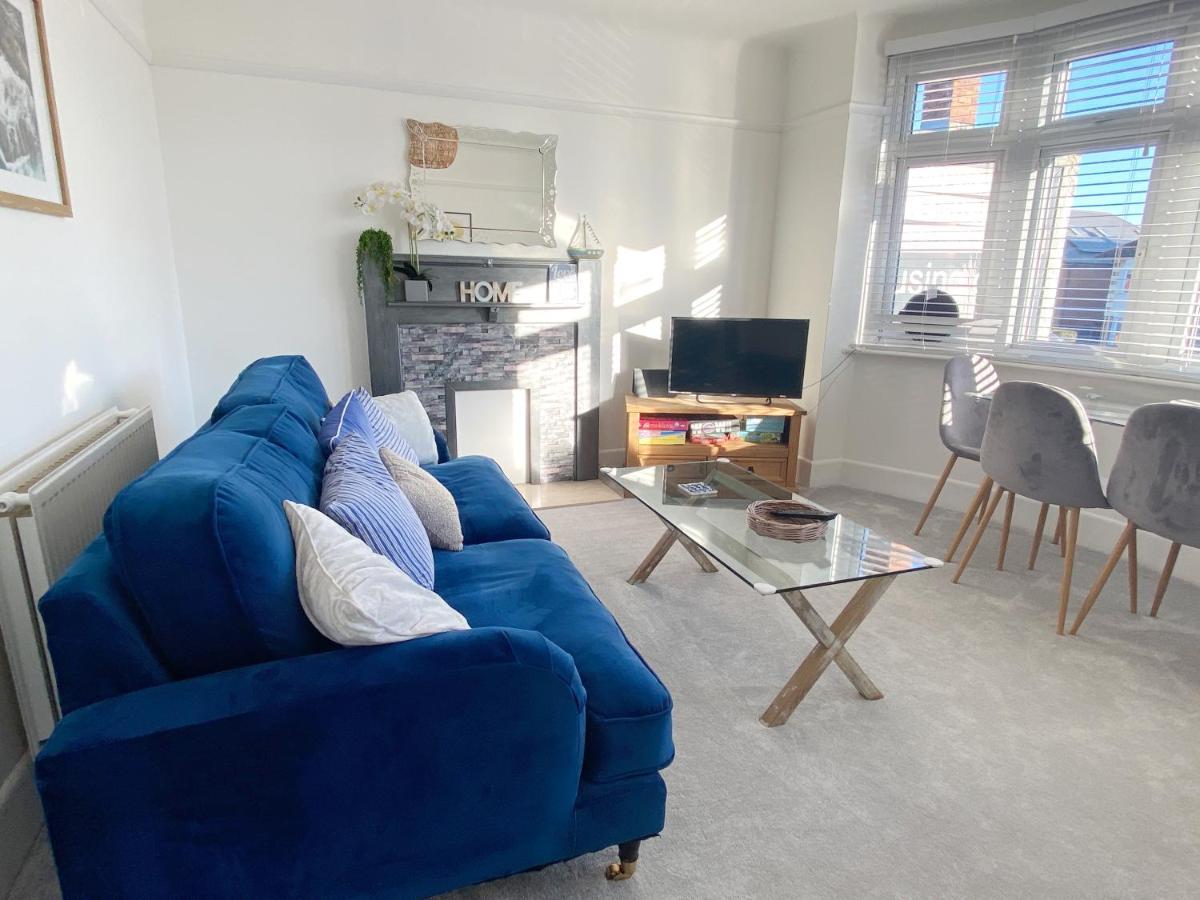 Coastal Breeze - Beautiful Two Bedroom With Free Parking Near Local Beaches Daire